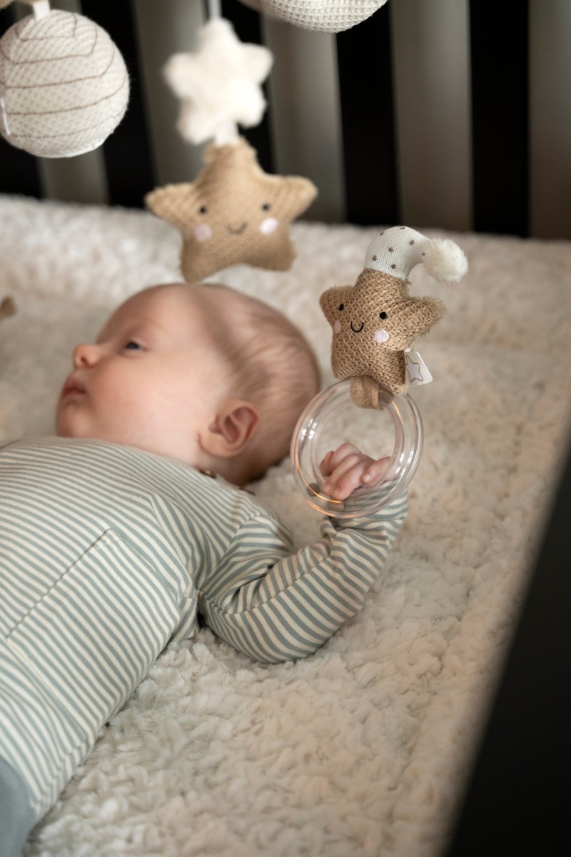 Bábätko s hrkálkou Baby’s Only Heaven v ruke